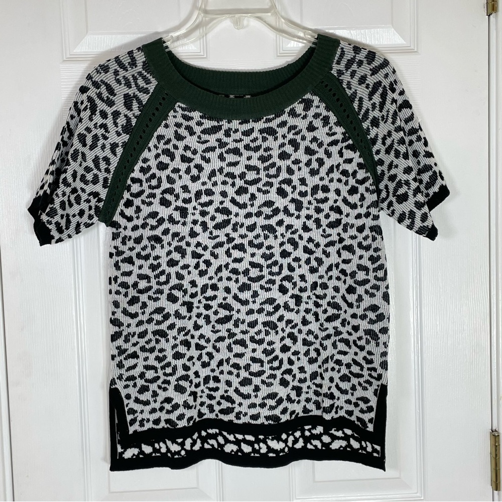 Lyssé Black White Leopard Knit Top Short Sleeve Dark Green Trim Preppy Chic Sz S